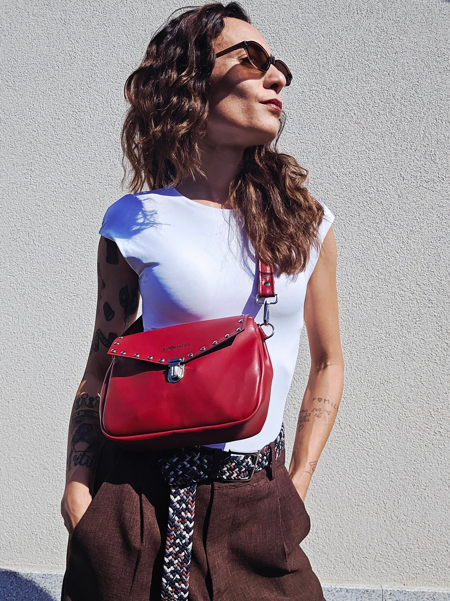 MARSUPIELLO LARGE bordeaux con borchie