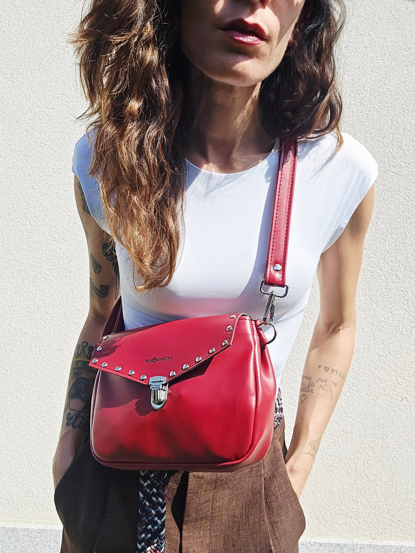 MARSUPIELLO LARGE bordeaux con borchie