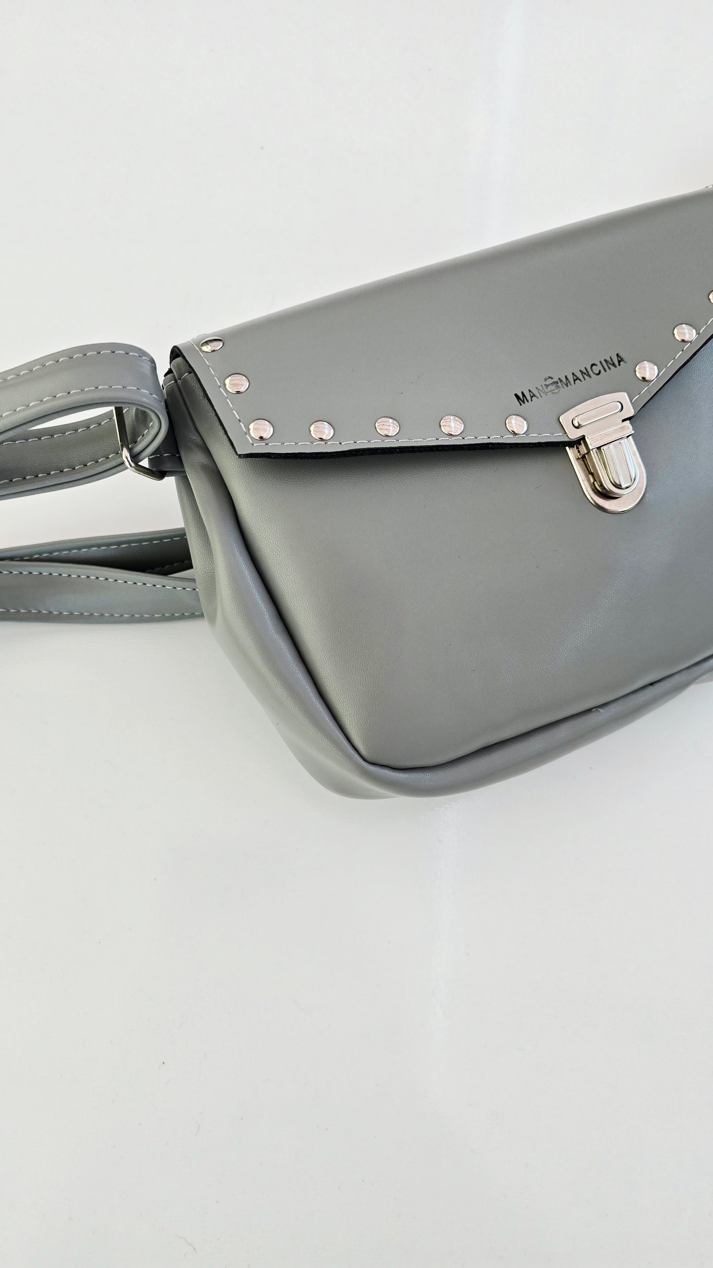 MARSUPIELLO LARGE grigio con borchie