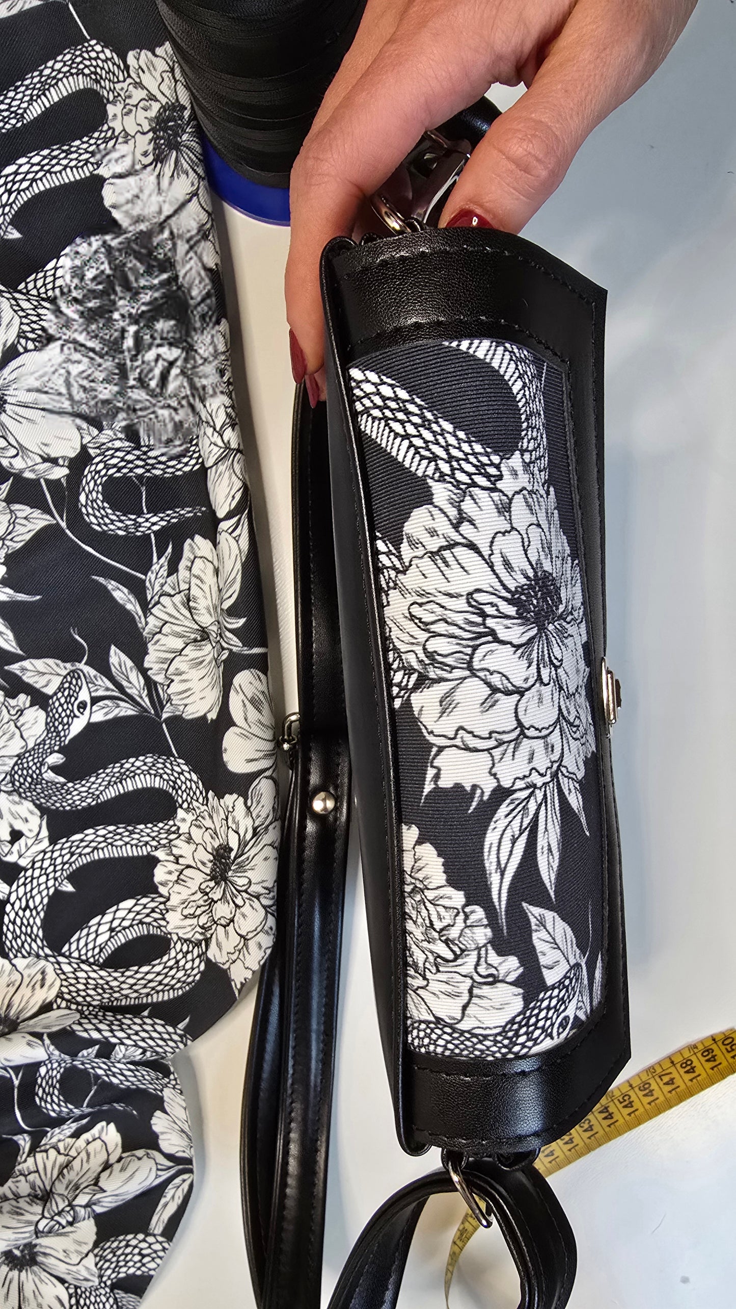 MARSUPIELLO large NERO / patella nero fiori serpenti