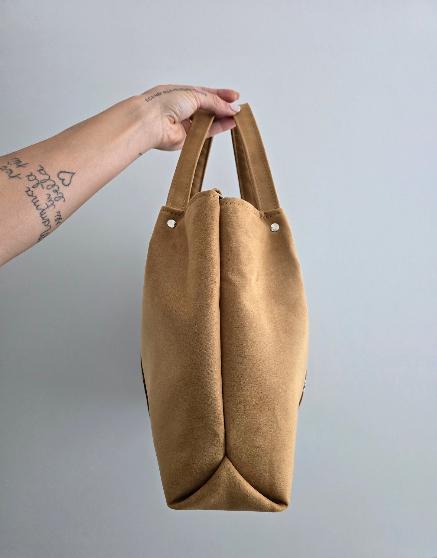 L'ARTIGIANA - similsuede cuoio/fiori base chiara (DISPONIBILITÀ LIMITATA)