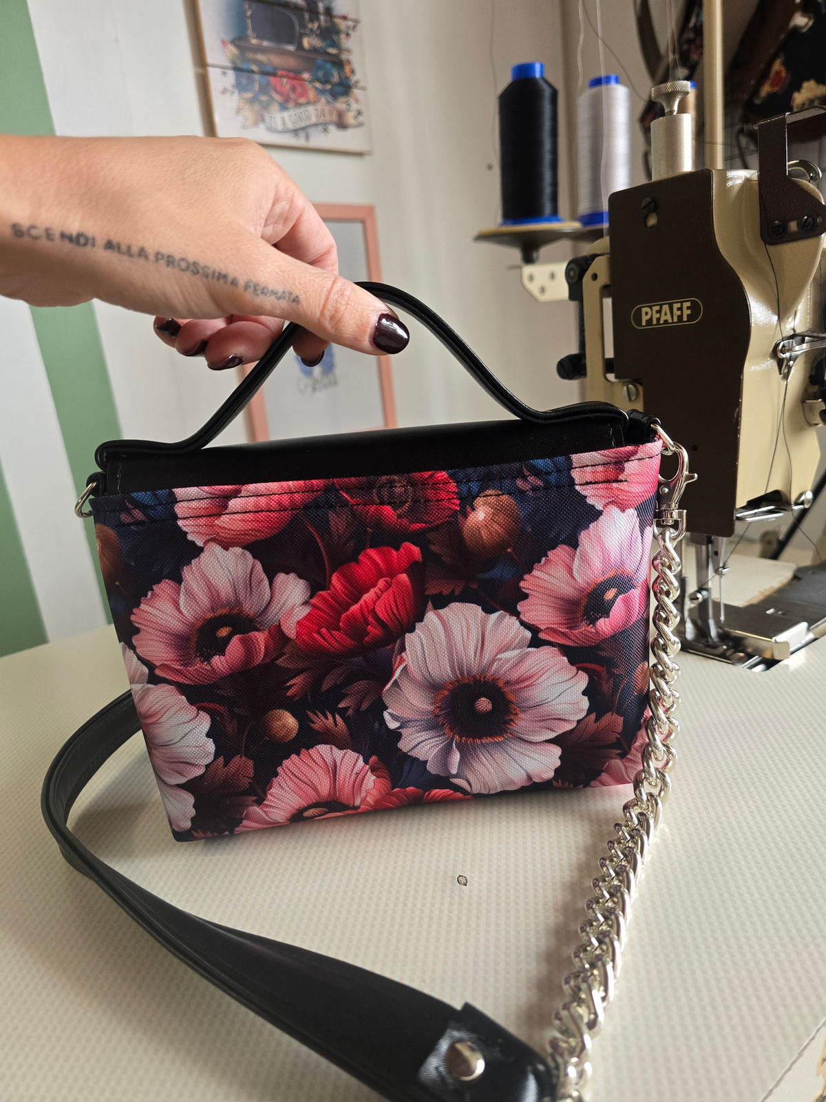 BORSETTA nero / fiori bordeaux