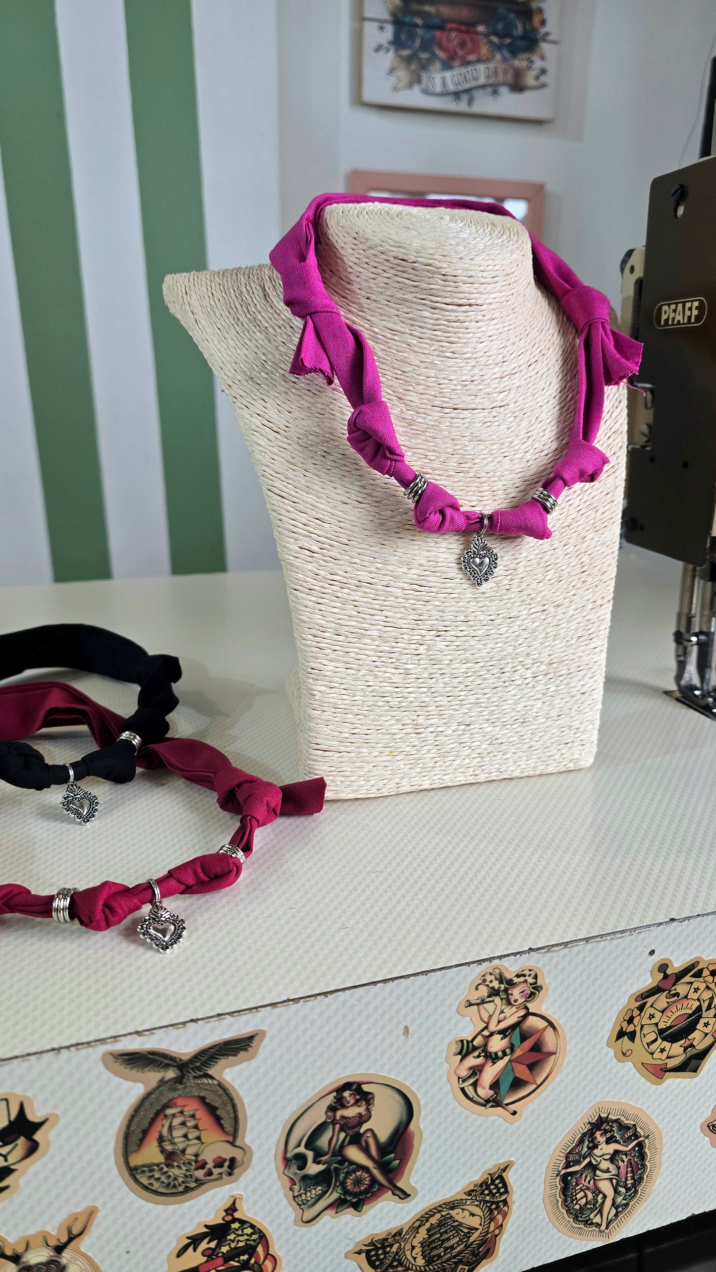 COLLANA ex voto fucsia