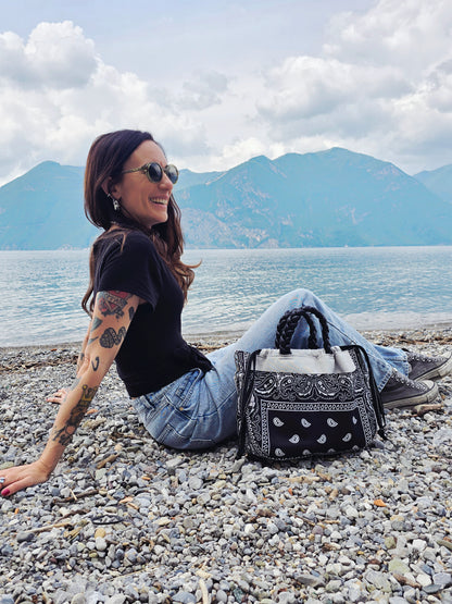 "L'ORGANIZZATA" grigio chiaro/bandana nero