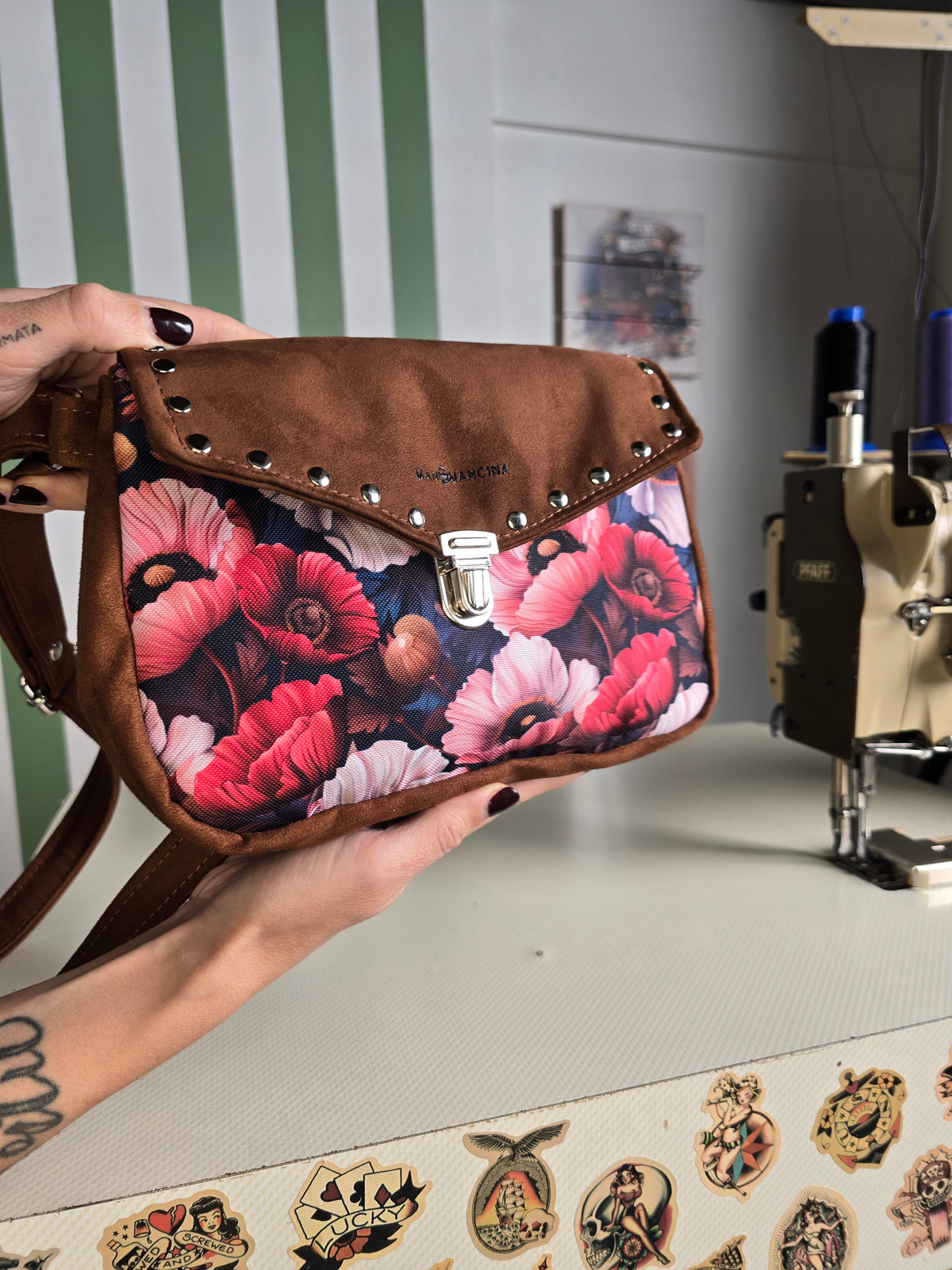 MARSUPIELLO large similsuede caffè/fiori bordeaux +borchie