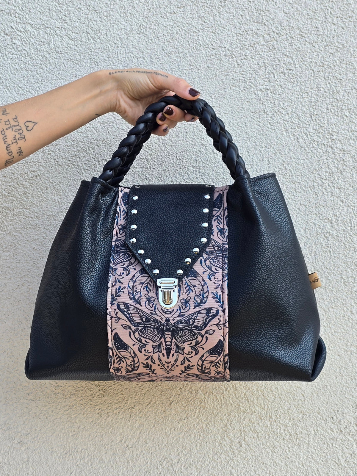 L'ARTIGIANA - nero/ tattoo mocha+borchie - Manici intrecciati
