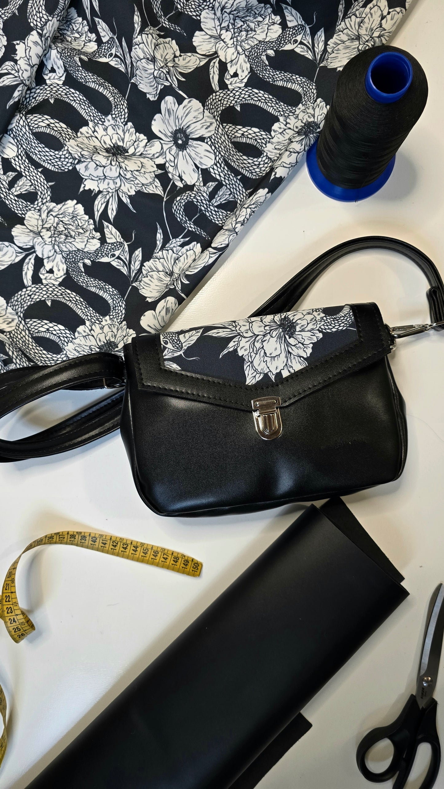 MARSUPIELLO large NERO / patella nero fiori serpenti