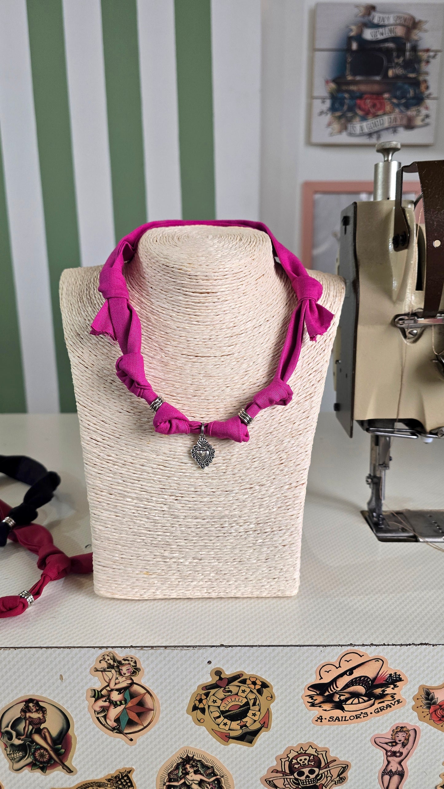 COLLANA ex voto fucsia