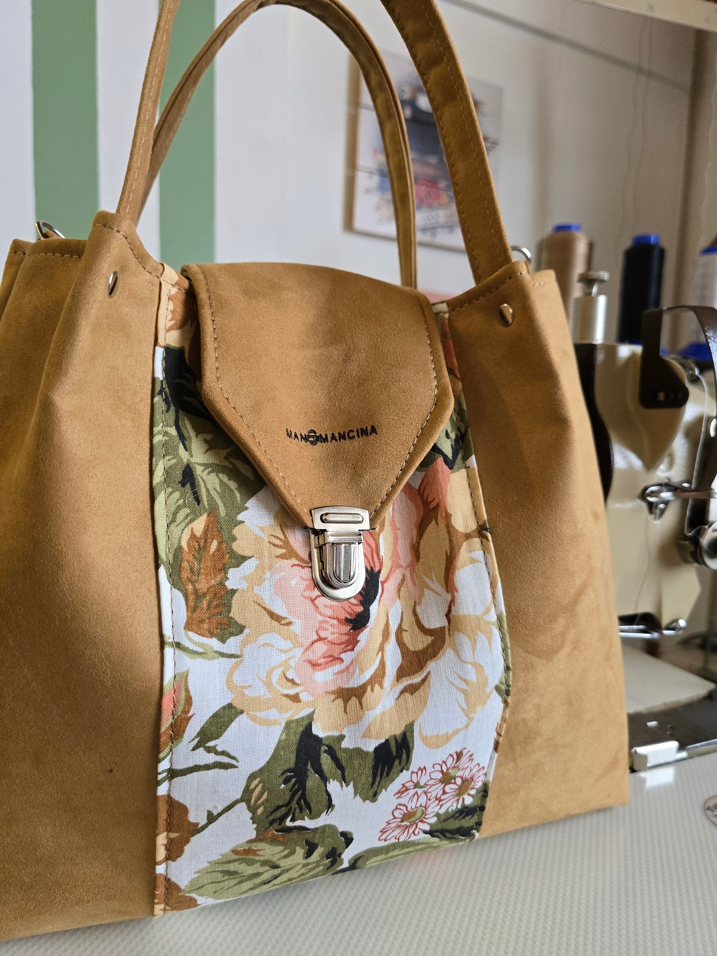 L'ARTIGIANA - similsuede cuoio/fiori base chiara (DISPONIBILITÀ LIMITATA)