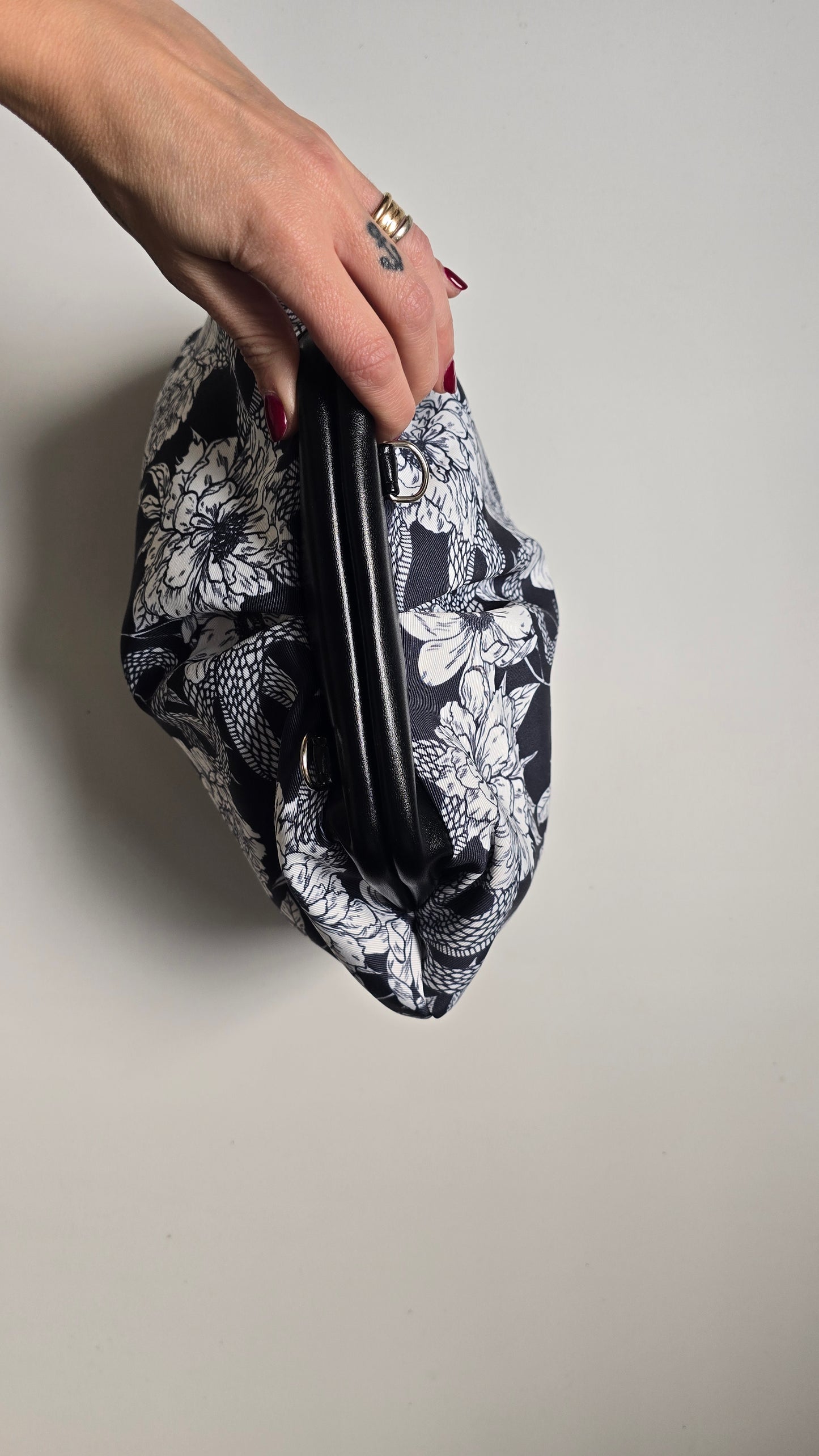 BORSA CLIC CLAC tracolla regolabile nero/fiori serpenti