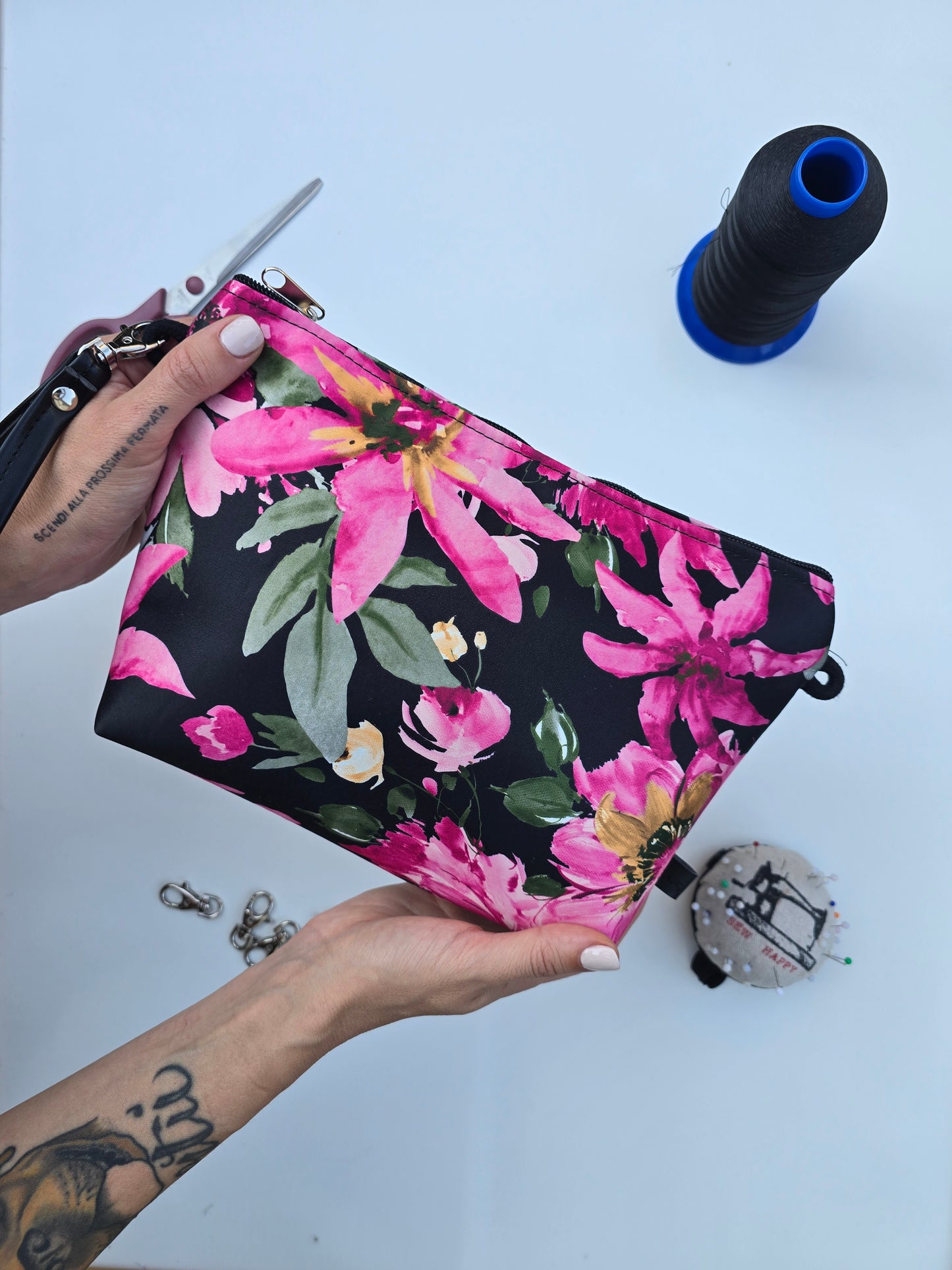 MAXI POCHETTE fiori fucsia/nero