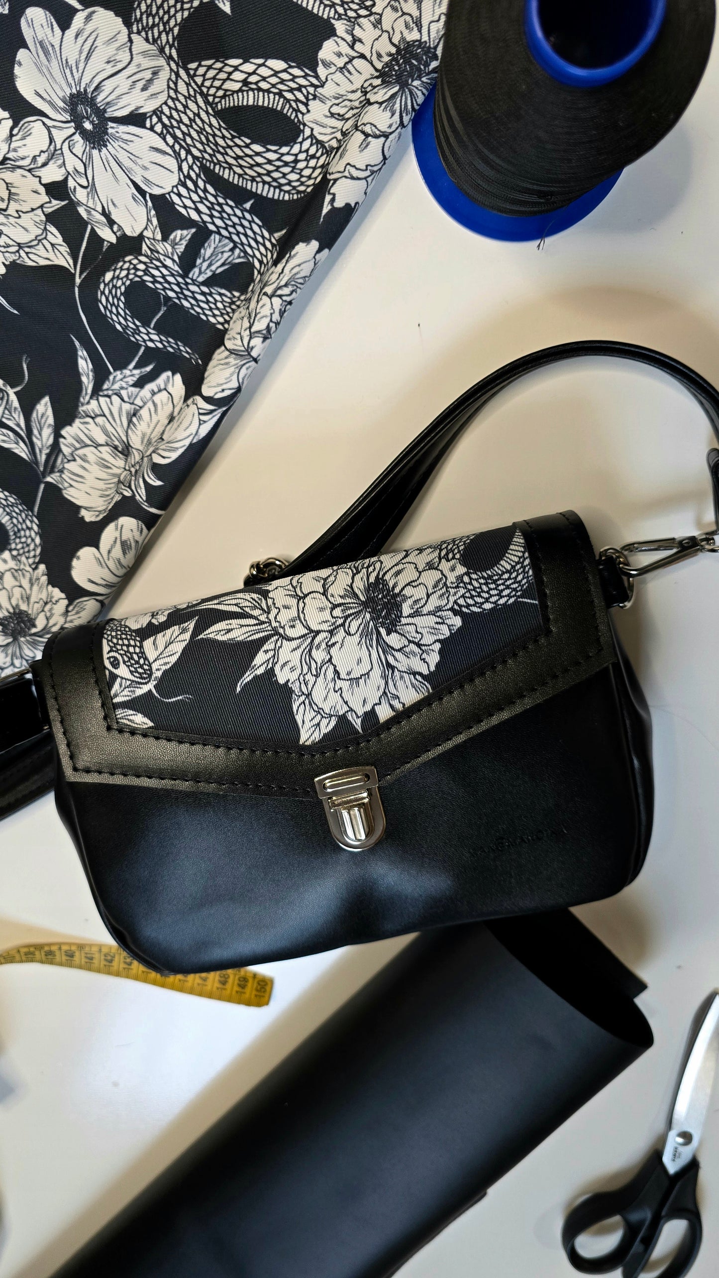 MARSUPIELLO large NERO / patella nero fiori serpenti