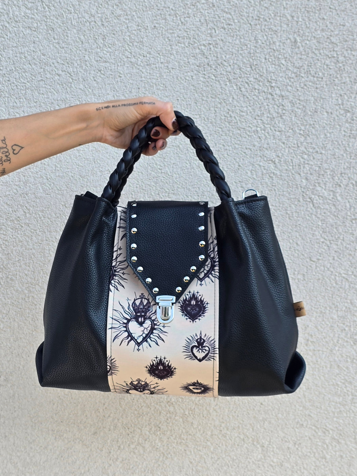 L'ARTIGIANA - nero/ ex voto beige+borchie - Manici intrecciati