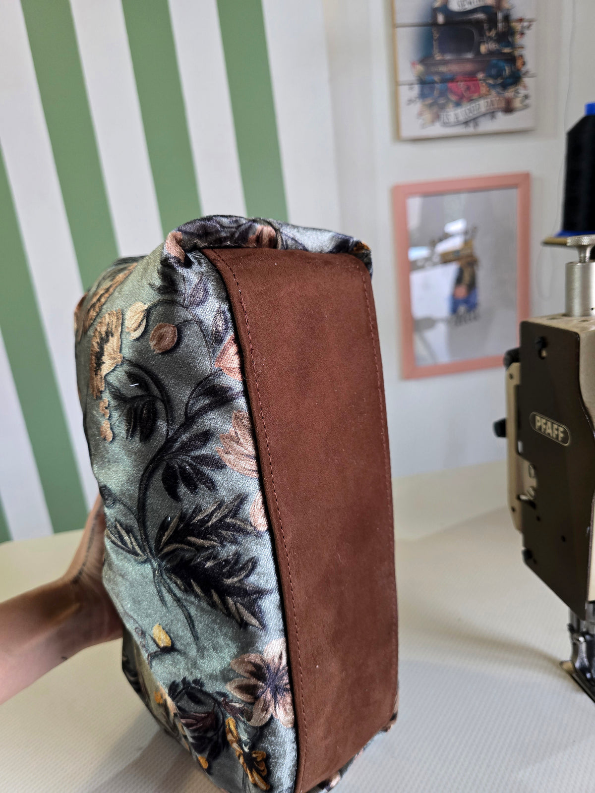 BORSA CLIC CLAC tracolla regolabile caffè/velluto fantasia fiori verde militare