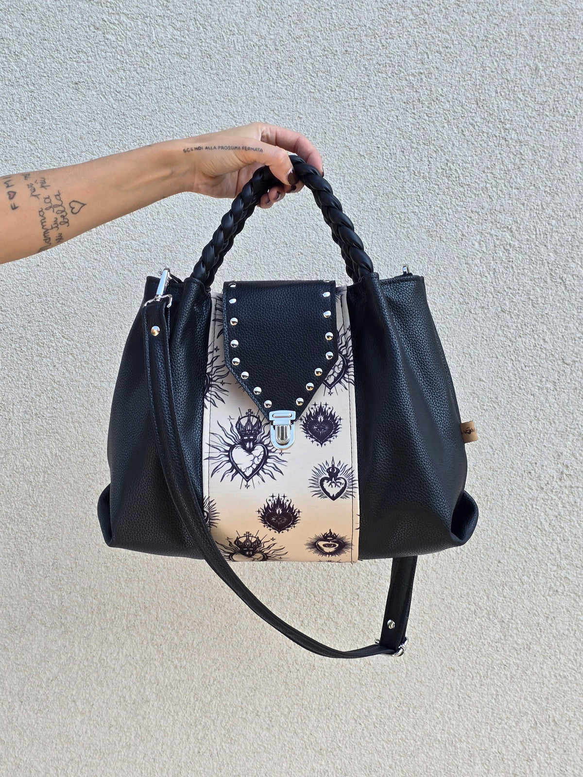 L'ARTIGIANA - nero/ ex voto beige+borchie - Manici intrecciati