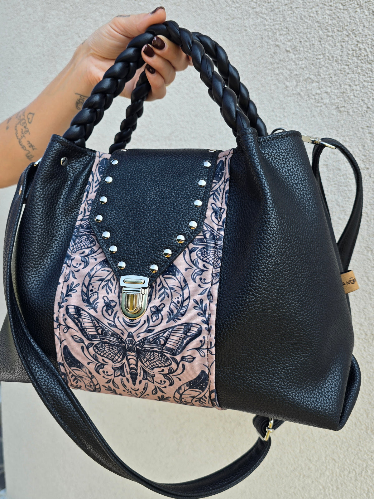 L'ARTIGIANA - nero/ tattoo mocha+borchie - Manici intrecciati