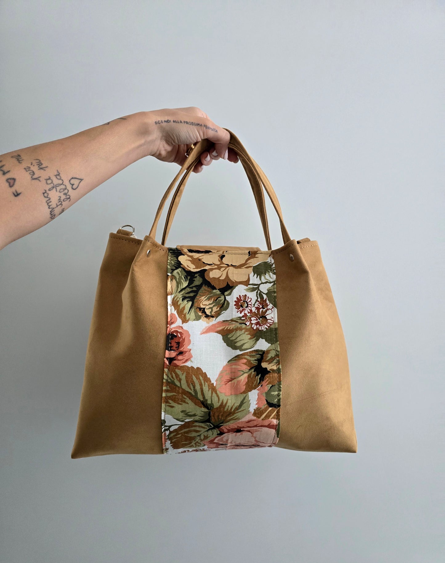L'ARTIGIANA - similsuede cuoio/fiori base chiara (DISPONIBILITÀ LIMITATA)