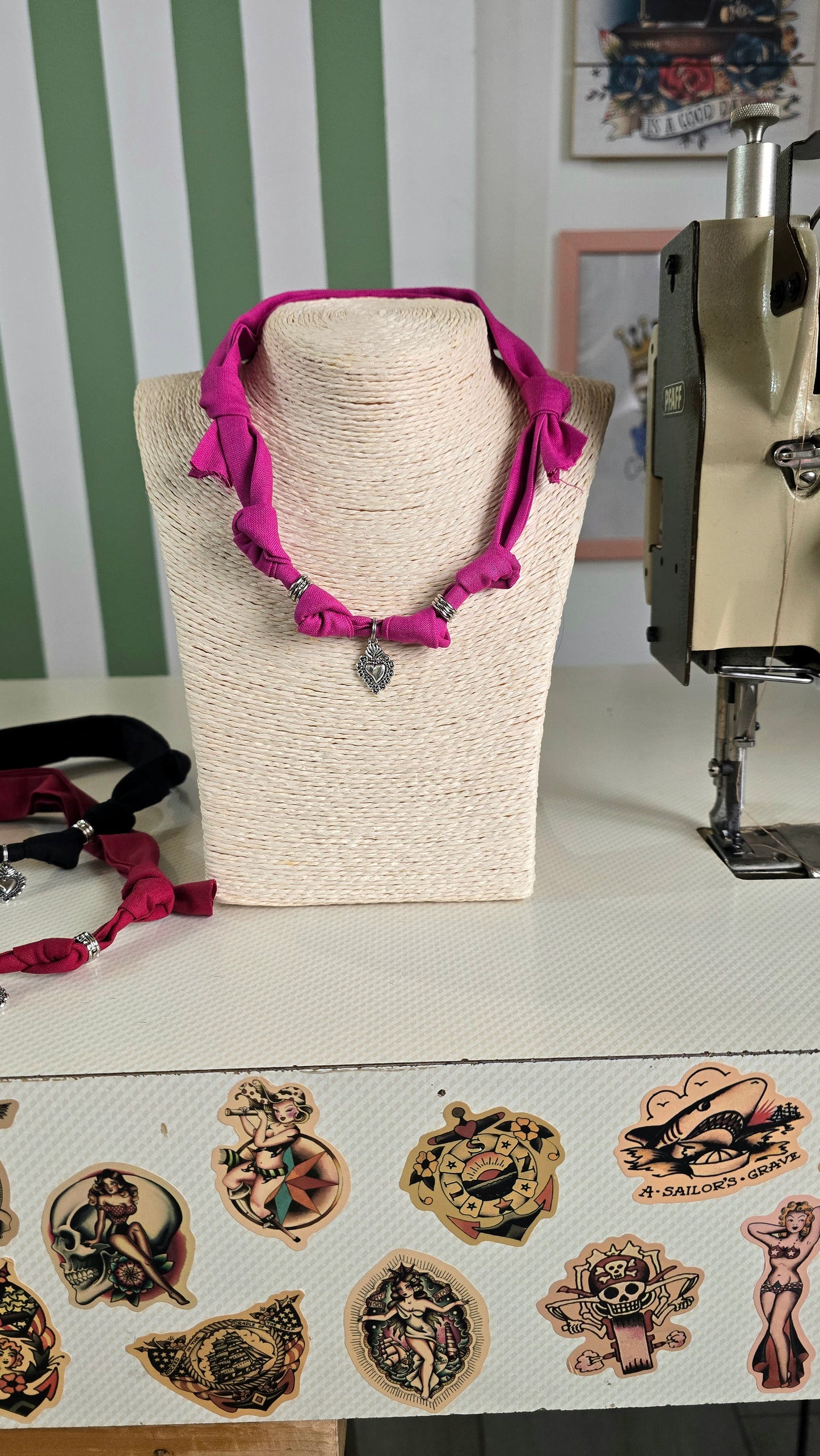 COLLANA ex voto fucsia