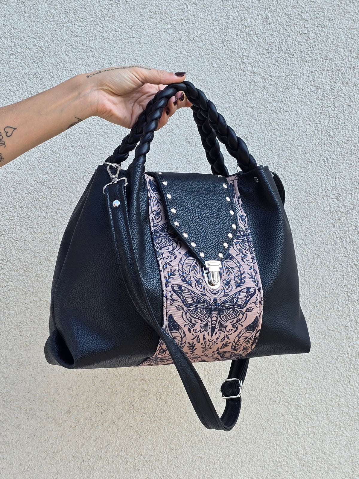 L'ARTIGIANA - nero/ tattoo mocha+borchie - Manici intrecciati