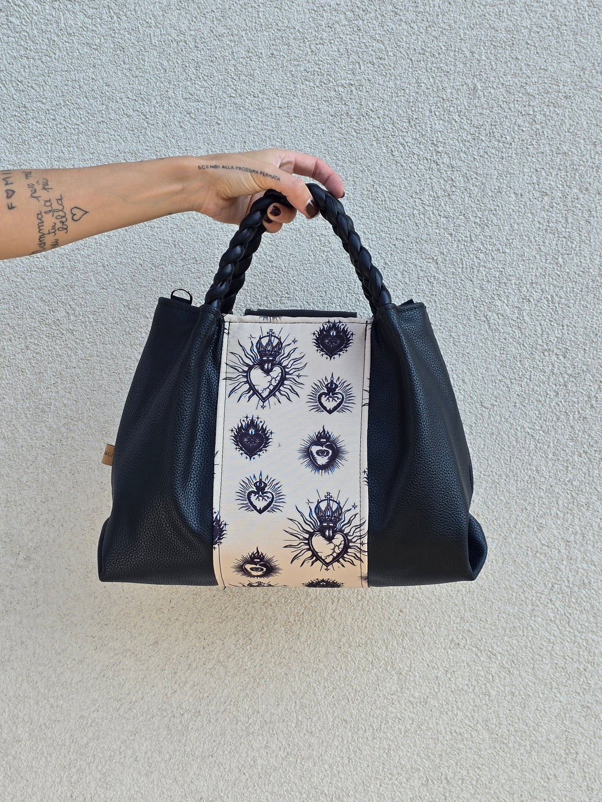 L'ARTIGIANA - nero/ ex voto beige+borchie - Manici intrecciati