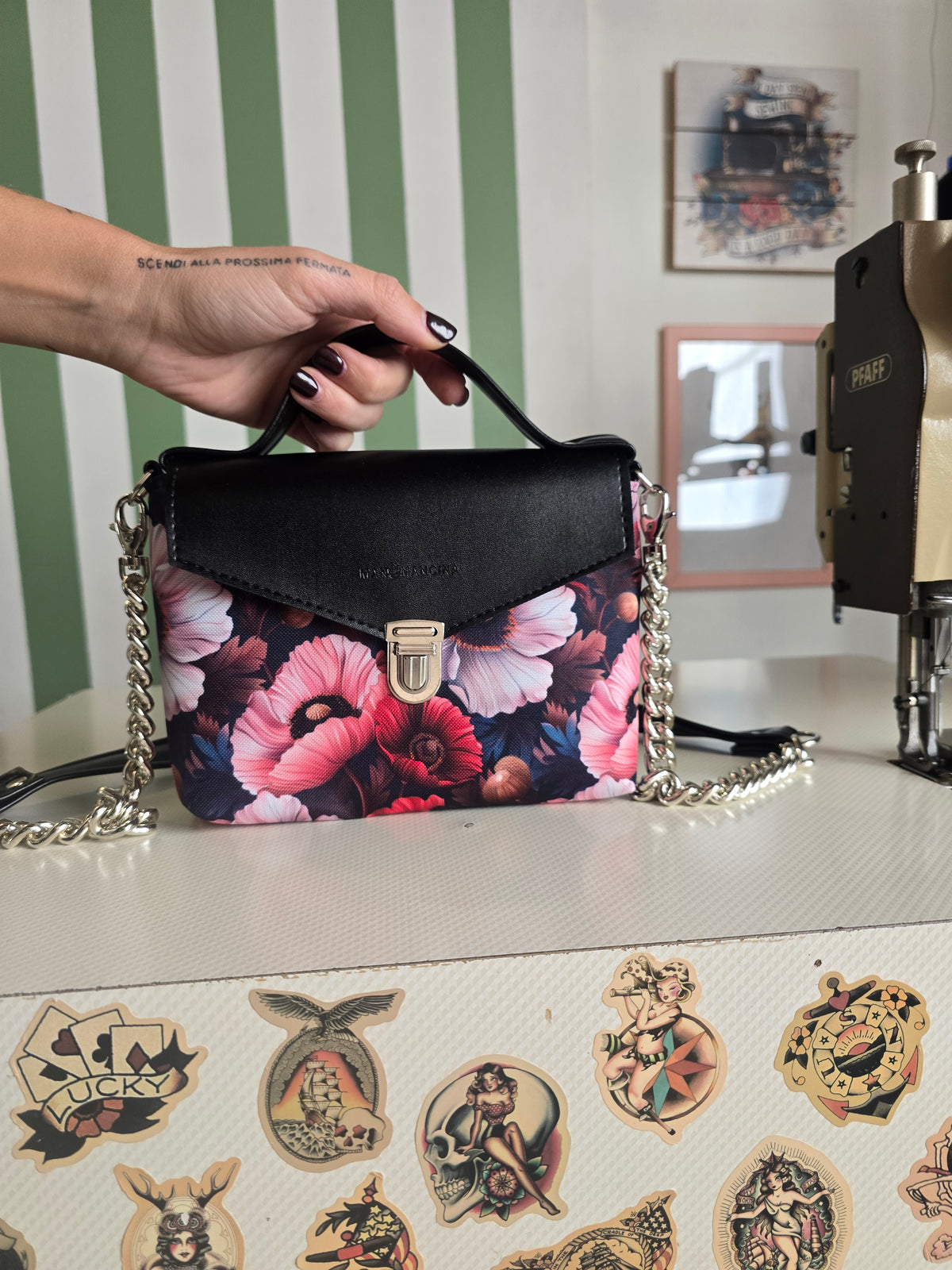 BORSETTA nero / fiori bordeaux