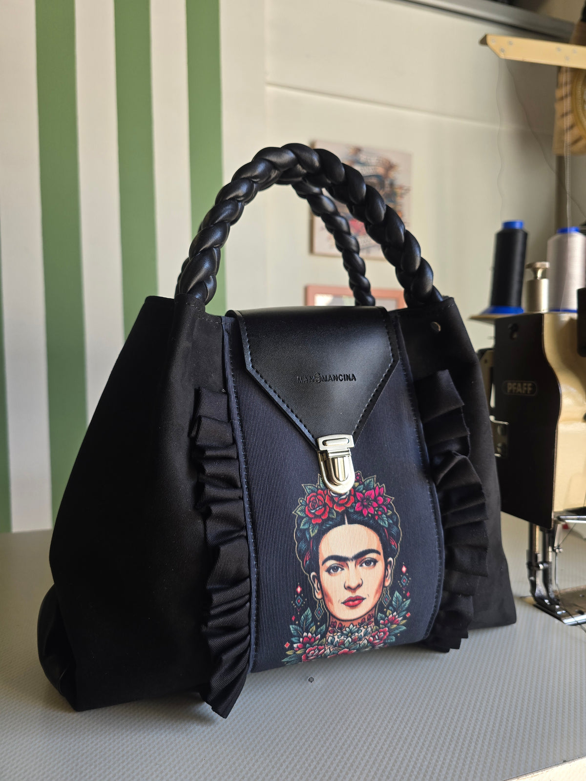L'ARTIGIANA - similsuede nero/Frida rouches manici intrecciati