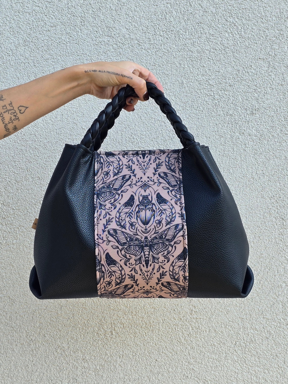 L'ARTIGIANA - nero/ tattoo mocha+borchie - Manici intrecciati
