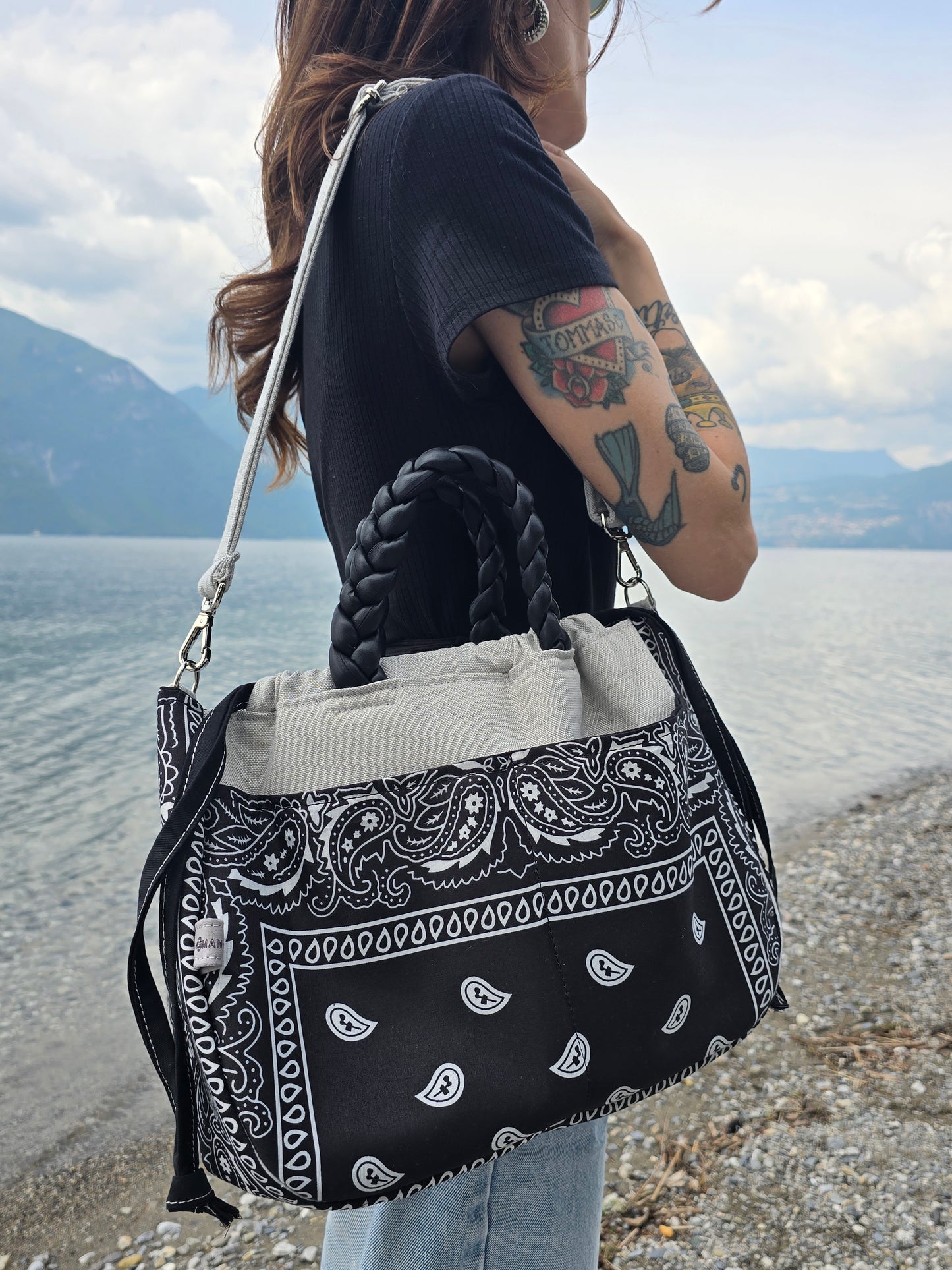 "L'ORGANIZZATA" grigio chiaro/bandana nero