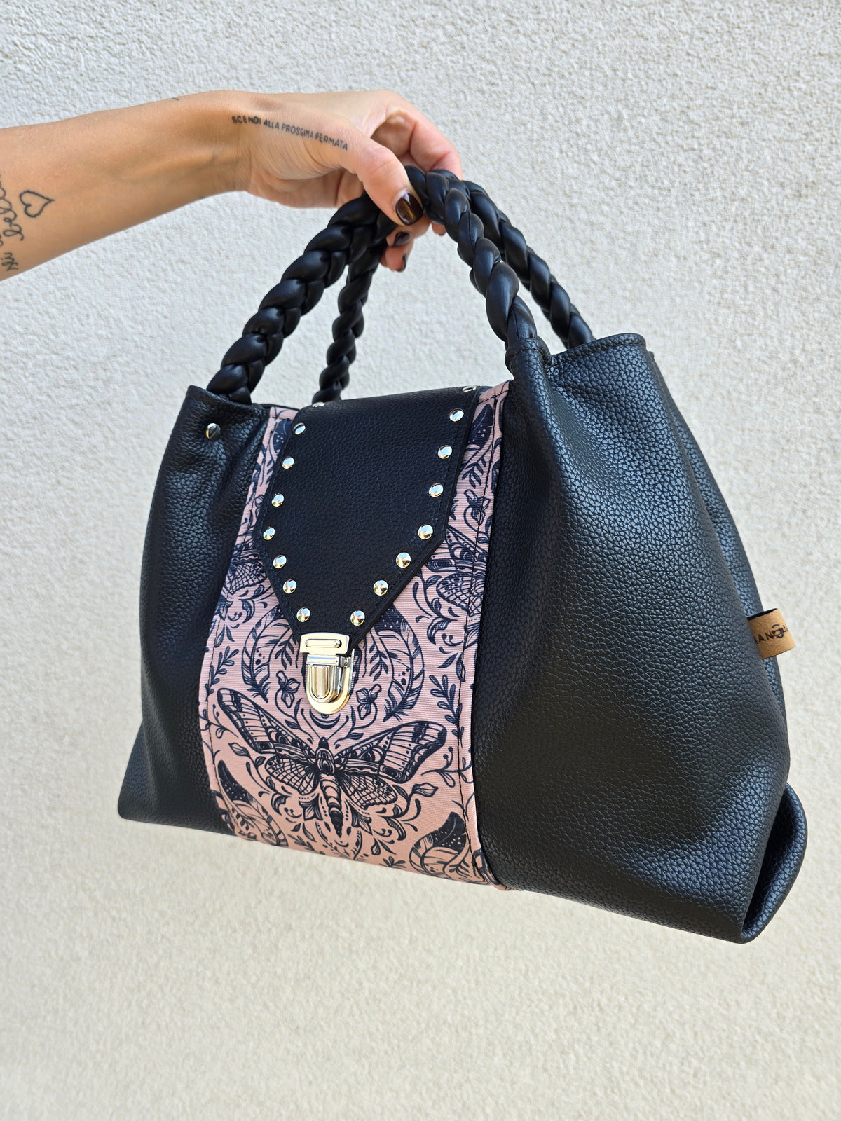 L'ARTIGIANA - nero/ tattoo mocha+borchie - Manici intrecciati