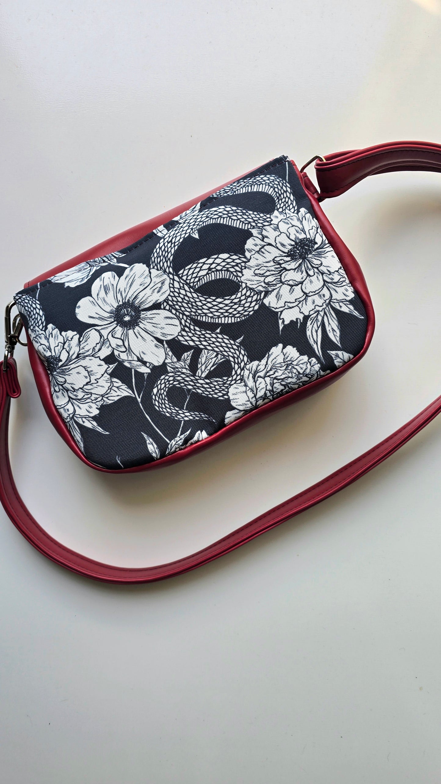 MARSUPIELLO large bordeaux / fiori serpenti